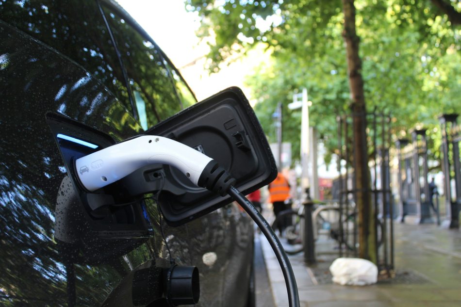 Az e-autók a városok levegőjét kímélik, de a környezetet közel sem annyira, mint gondolnánk - fotó: Unsplash