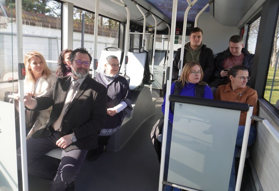 A HUMDA pályaorientációs napján ki is lehetett próbálni a hidrogén üzemanyagcellás autóbuszt - fotó: HUMDA Zrt.