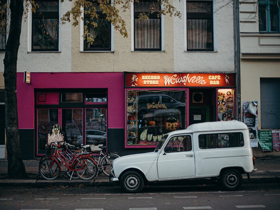 Német (berlini) utcakép egy régi, oldtimer Renault 4-essel és biciklikkel - 2023-től bizonyosan kikopnak a benzinesek - fotó: Pexels