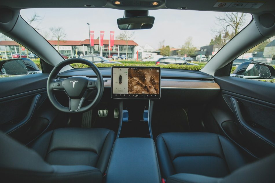 Tesla Model 3 - az elektromos autók koronázatlan királya... fotó: Unsplash