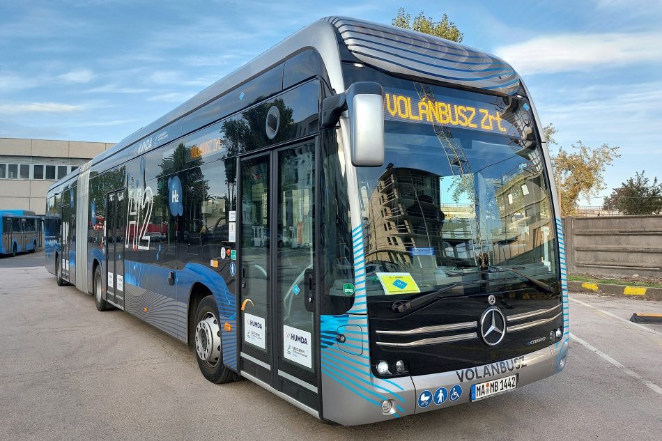 A hidrogénbusz egy feltöltéssel 620 kilométert tud megtenni. Fotó: HUMDA