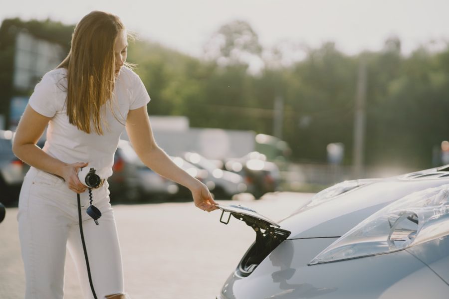 Az elektromos autó töltése nem csak a családi házban lakók kiváltságáa - a kép illusztráció - Freepik