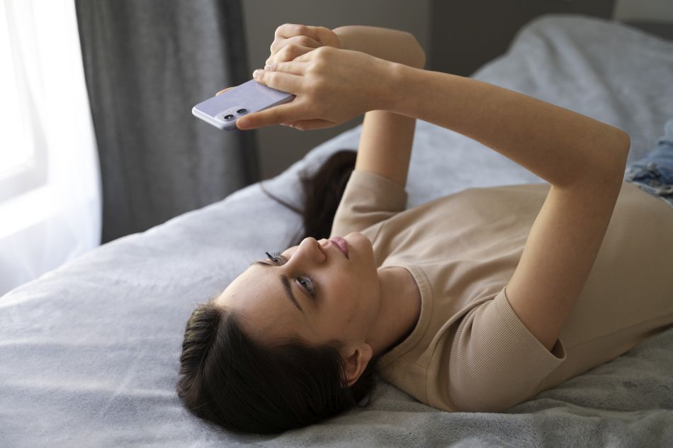 Az elalvást nehezíti, ha az ágyban mobilozunk. Fotó: Freepik