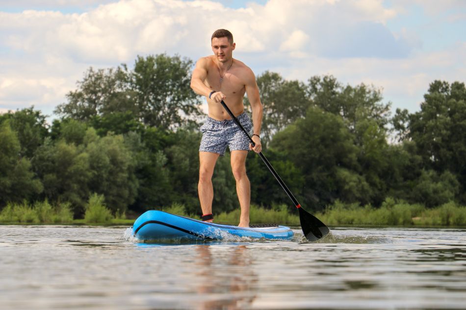 A SUP több izomcsoportot is alaposan megmozgat. Fotó: Freepik 