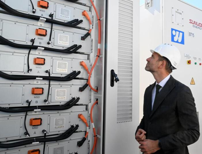 Az energiatároló összesen 16 kültéri akkumulátor-szekrényből áll. Fotó: MTI - Koszticsák Szilárd