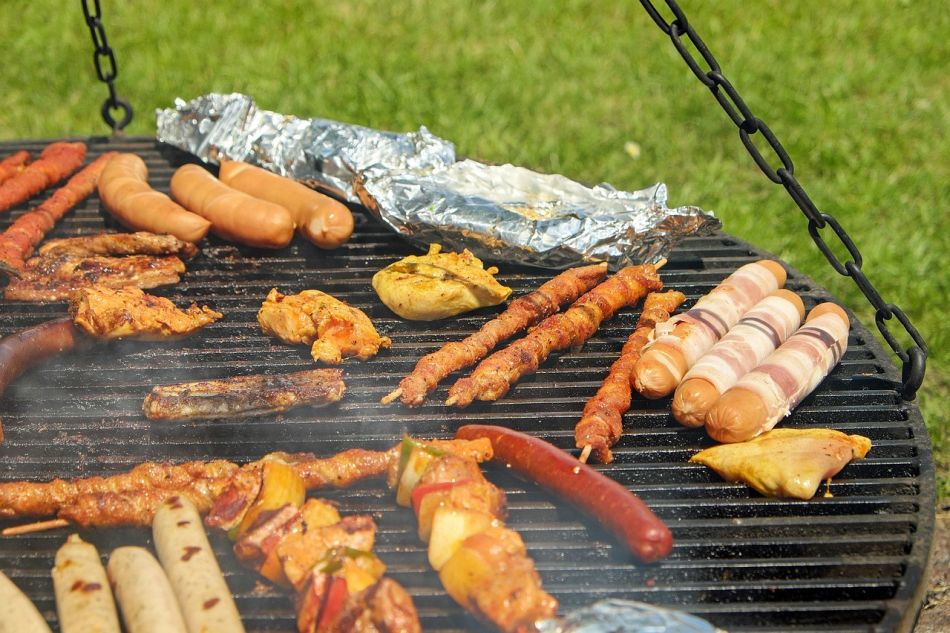 A grillezés sem biztos, hogy egészséges, ha ultrafeldolgozott húsokat használunk. Fotó: Pixabay