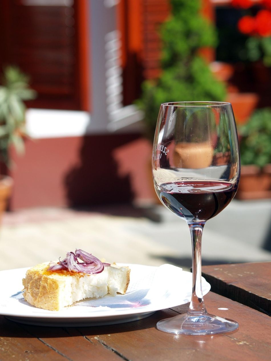 Vörösbor és zsíroskenyér - villányi hangulat. Fotó: Pixabay