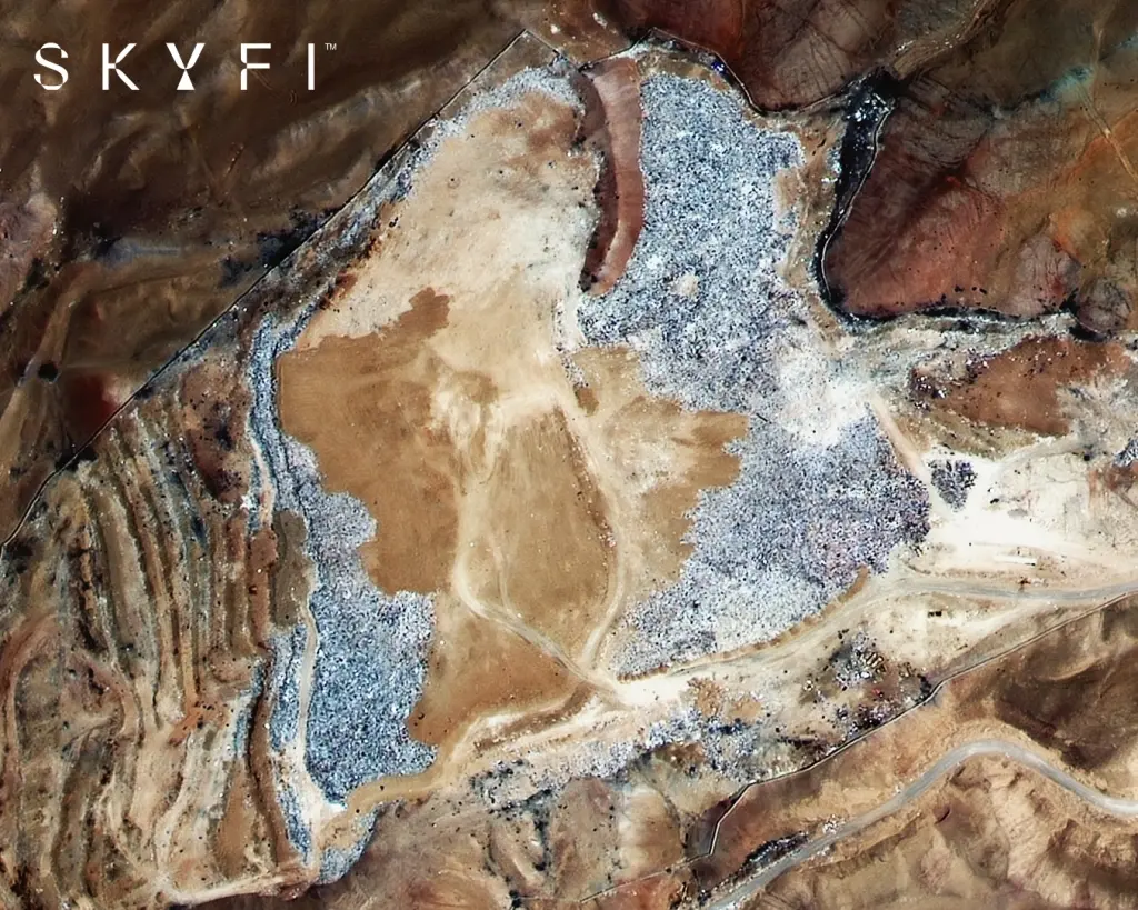 A SkyFi amerikai cég műholdfelvételein is látszik a ruhákból álló halom. Fotó: Jam Press/SkyFi