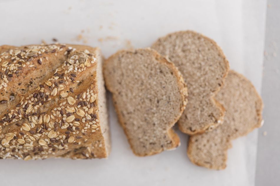 A teljes kiőrlésű kenyér gyakran több kalóriát tartalmaz. Fotó: Freepik