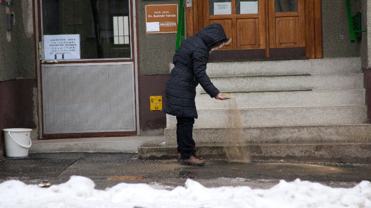 csúszás A homok jó választás a jég ellen. Fotó: MTI - Varga György