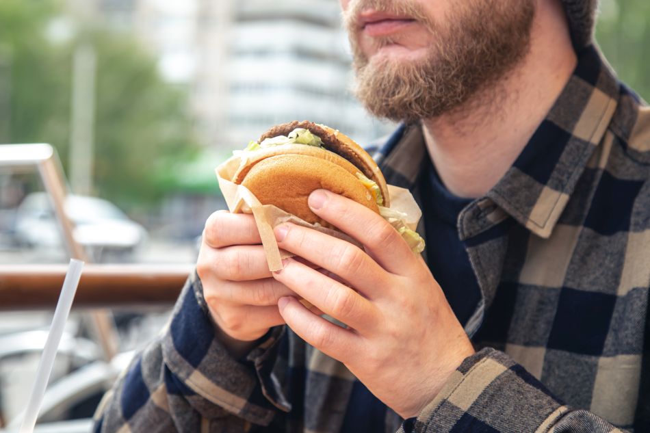 Egy gyors hamburger több rosszat tesz, mint jót. Fotó: Freepik étkezés