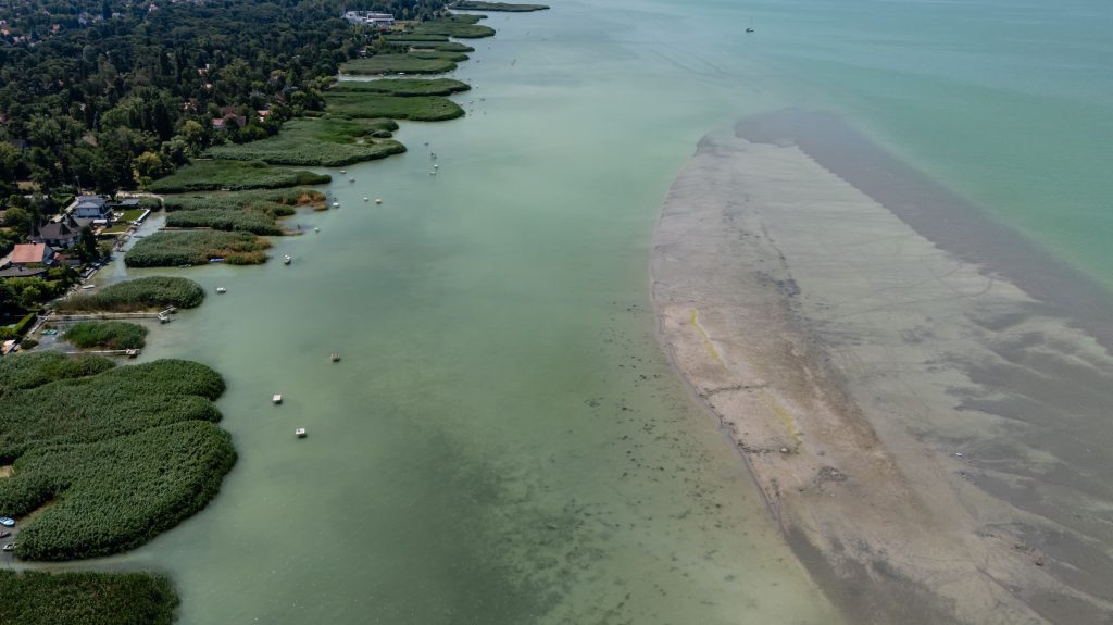 A drónnal készült felvételen a Balaton alacsony vízállásnál Balatonfenyvesnél 2026. június 29-én. Fotó: MTI/Vasvári Tamás